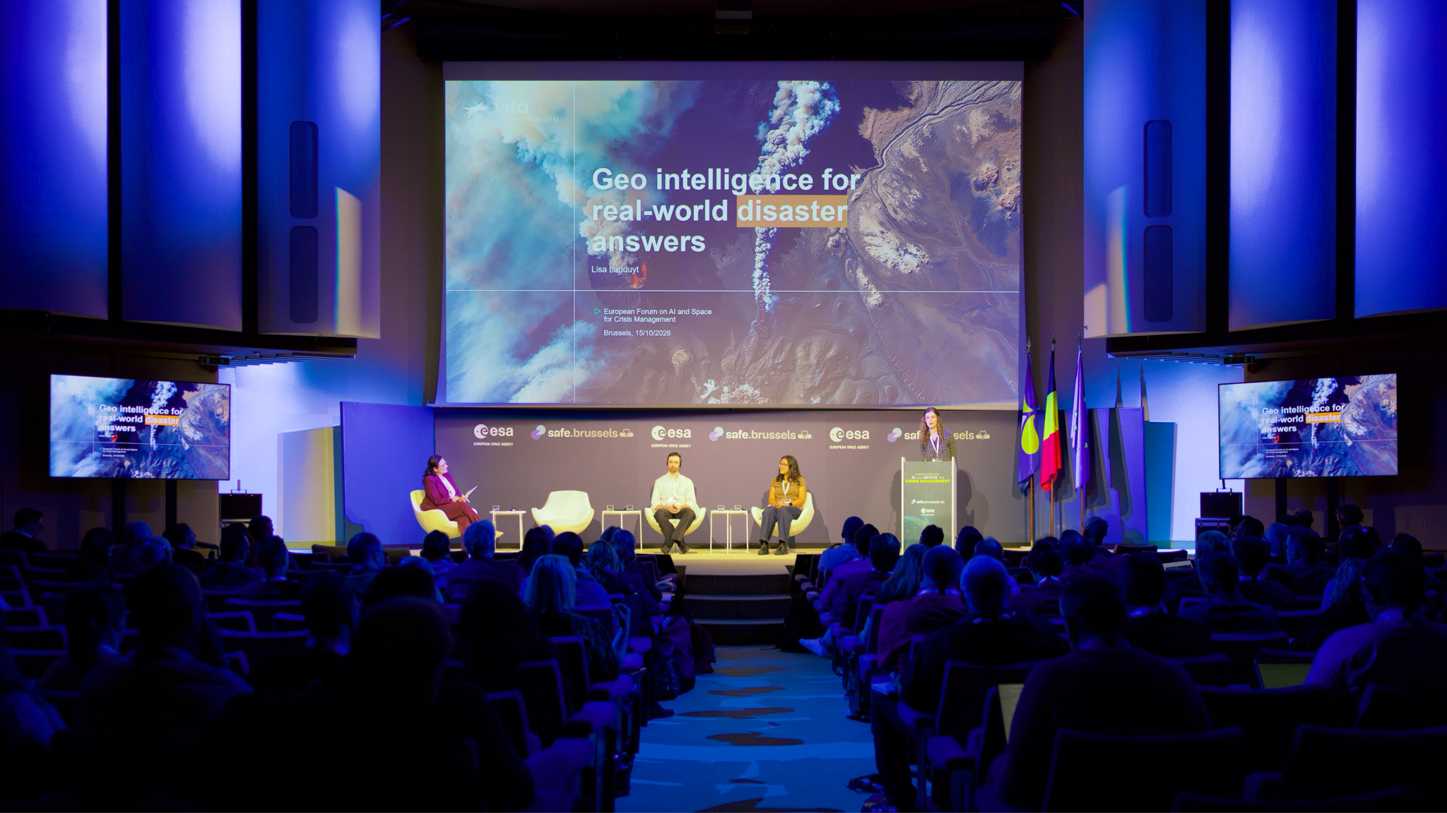 scène du forum avec les intervenants du panel
